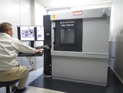 X線透視装置で調査をしている様子