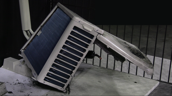 破裂した室外機の写真