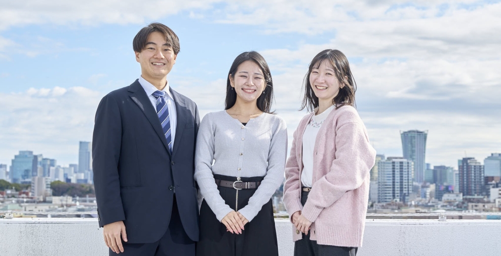 若手職員3人が並んでいる写真